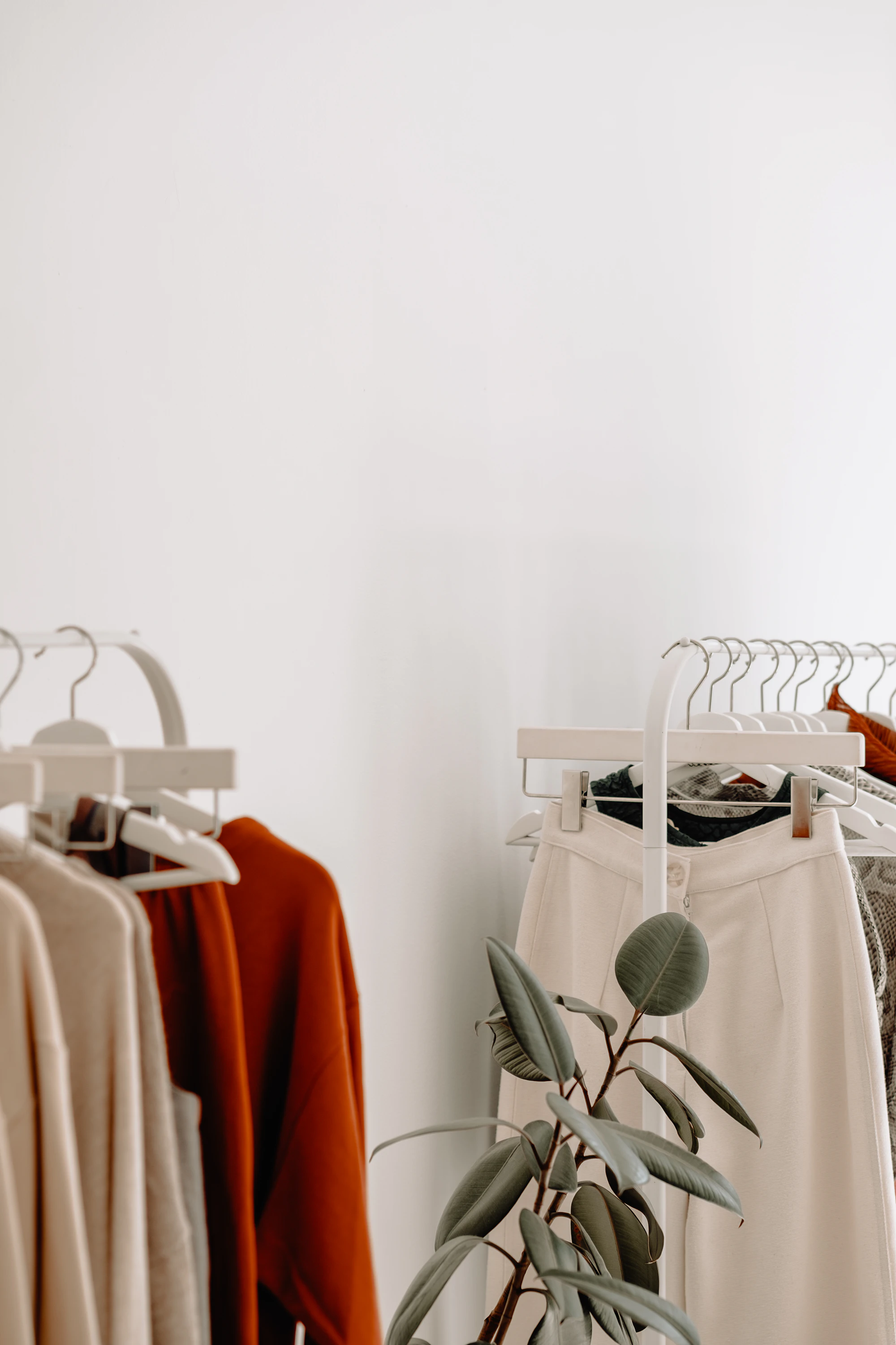 Editorial inspiration: neutral clothing on a minimalist showroom rail